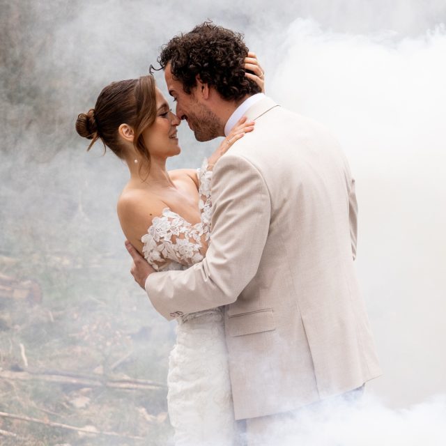 Het wordt toch weer eens tijd om wat te posten! Met inmiddels zelf een ring om de vinger en een bruingekleurd tintje van de zon tijdens mijn huwelijksreis, blijf ik ook nagenieten van deze foto's van dit veelste knappe stel!

De afgelopen periode heb ik niet stilgezeten. De liefste gezinnen en kinderen zijn langsgeweest voor newbornshoots/cakesmashes. En in de buitenlucht ook aan de slag geweest met loveshoots en gezinsshoots. Hier zal ik de komende weken weer wat van posten! 

En ga je trouwen in 2026? Vraag dan vrijblijvend de brochure aan op de website! 

Liefs Anouk

#wijgaantrouwen #trouwen #trouweninnederland #trouwenin2026 #trouwenin2027 #cakesmash #newbornshoot #gezinsshoot #loveshoot