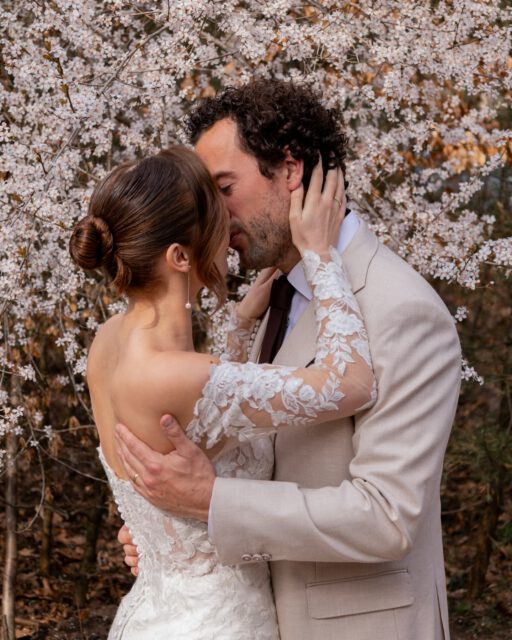 Wat was het genieten om dit fleurige bruidspaar op de foto te zetten! Haar jurk matcht prachtig met de bloesem vinden jullie niet?🤩

MUA💄: @marijkehairmakeupstylist

#trouwfotograafhuizen #fotograafhuizen #trouwfotografietgooi #trouwfotografie #trouwfotograaf #trouwenin2025 #trouwenin2026 #wedding #trouwen