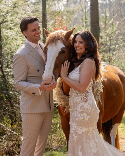 Het trouwseizoen is begonnen! Gisteren ben ik op de bruiloft van een sprankelend bruidspaar aanwezig geweest als second shooter 📸. Van de ceremonie, het vangen van dé echte spontane momenten en swingen op het feest, alles kwam aan bod! 

Binnekort meer van deze bruiloft, tot nu toe even wegdromen van de heerlijke plaatjes van dit bruidspaar 📸🤎👰🏼‍♀️🤵🏼

Bloemenkrans paard: @janiquesbloembeleving
MUAH: @marijkehairmakeupstylist

#trouwfotografie #trouwenin2025 #trouwfotograaf #trouwenin2026 #trouwfotografietgooi #trouwfotograafhuizen #trouwfotograafnoordhollland