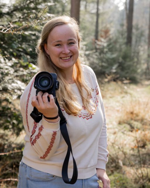 Tijd om weer even iets persoonlijks te delen 🤎

De afgelopen periode heb ik veel lieve volgers erbij gekregen! Zo post ik natuurlijk foto's van de personen voor de camera, maar achter de camera schiet er dan snel bij in! 

Met een lach op mijn gezicht en met mijn camera in mijn hand ben ik helemaal in mijn element. In mijn enthousiasme hoor je mij dan ook regelmatig achter de camera roepen: 'oooh wat zijn jullie knap', 'wat schattig!' of 'zo gorgeous'!

Een paar leuke feitjes over mij...

🌸  Naast fotografie werk ik als kinderverpleegkundige in het Emma Kinderziekenhuis 🧸

🌸 Ik nooit chagarijnig ben, maar als ik honger heb.. kan ik soms een beetje hangry worden!

🌸 Ik ben begonnen met het fotograferen van pasgeborenen toen ik nog op de NICU werkte. Hierdoor kan ik lezen en schrijven met de pasgeboren baby's!

Zijn er dingen die jullie nog van mij zouden willen weten?📸